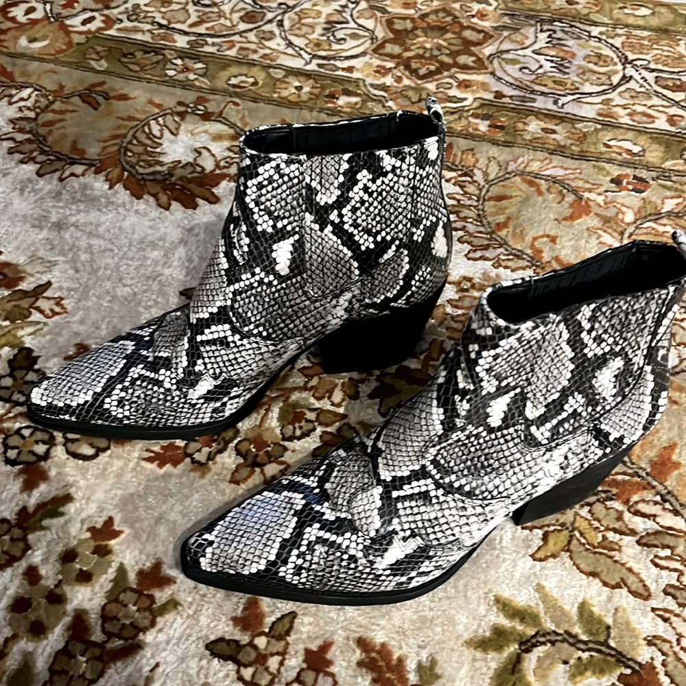 Sam Edelman snake skin booties size 8